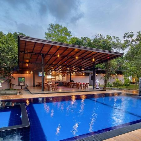 Atha Resort Sigiriya Exteriör bild The swimming pool at the hotel