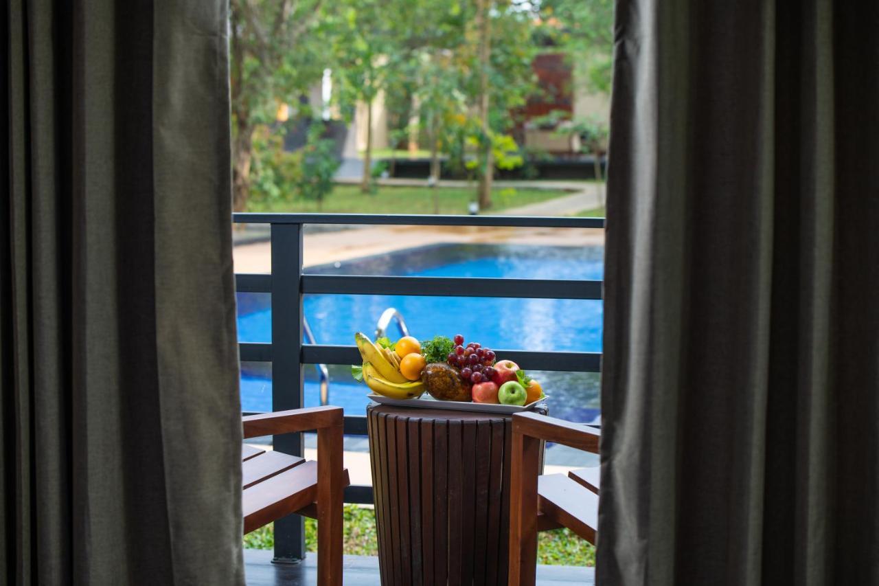 Atha Resort Sigiriya Exteriör bild The swimming pool at the hotel